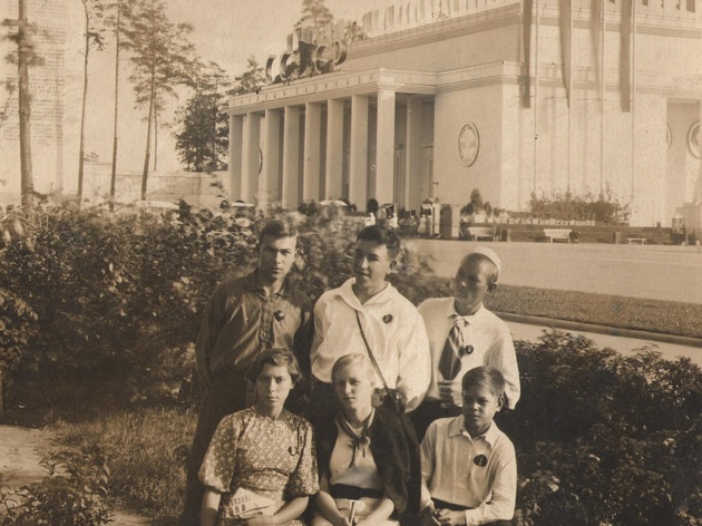 Алеша Орлов с юннатами на ВСХВ (Москва 1940 г.)