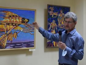 Художник Сергей Бушков проводит экскурсию по выставке своих работ