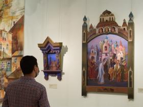 Зрители на выставке "Декоративное искусство Москвы"