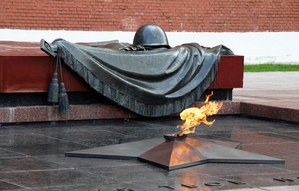 Мемориал «Могила Неизвестного Солдата» в Александровском саду города Москвы (https://um.mos.ru/monuments/mogila-neizvestnogo-soldata/) Мемориал «Могила Неизвестного Солдата» в Александровском саду города Москвы (https://um.mos.ru/monuments/mogila-neizvestnogo-soldata/)